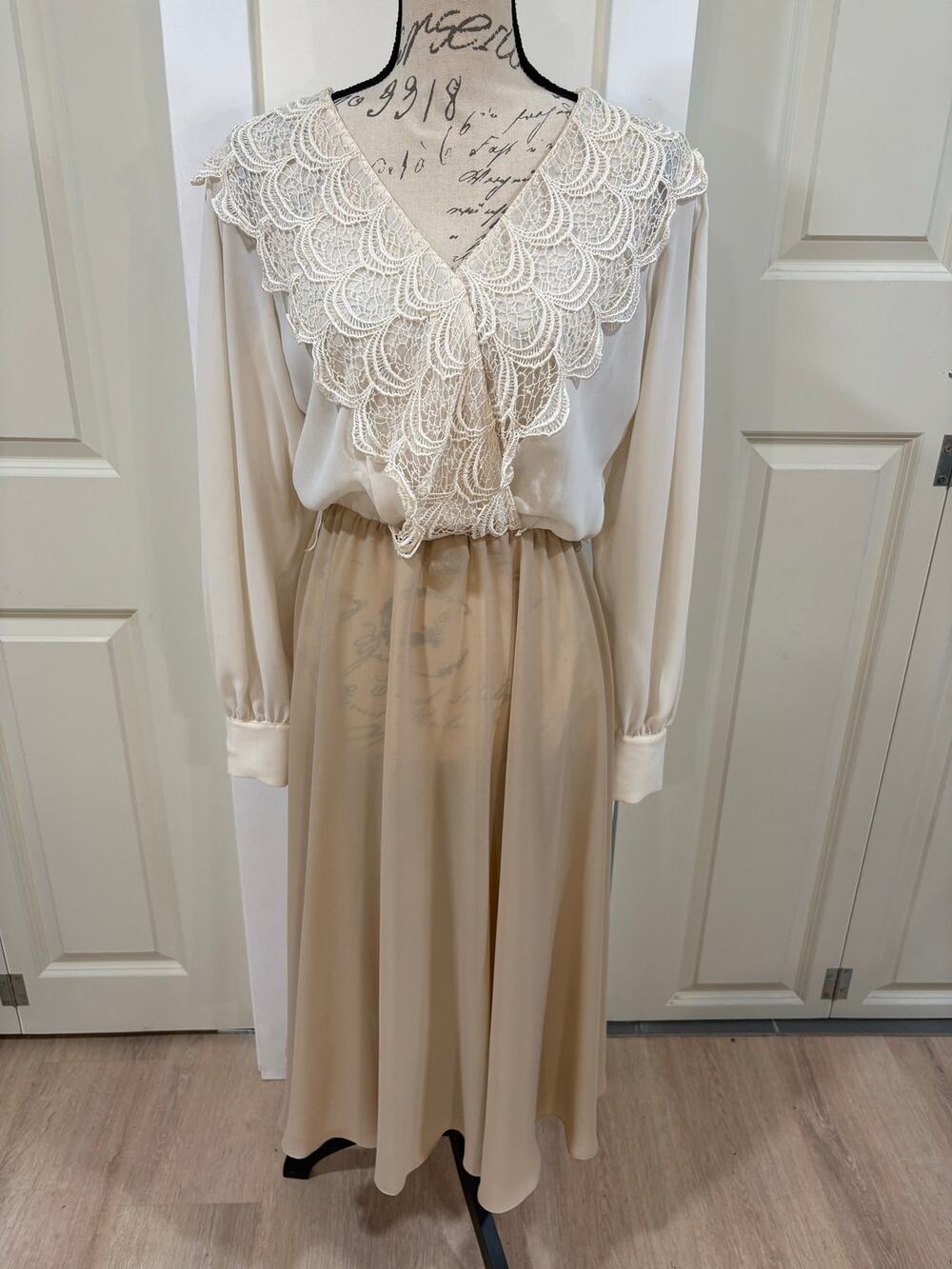 Vintage Ursula of Switzerland Cream & Tan Long Sleeve Flowy Dress Size 9/10
